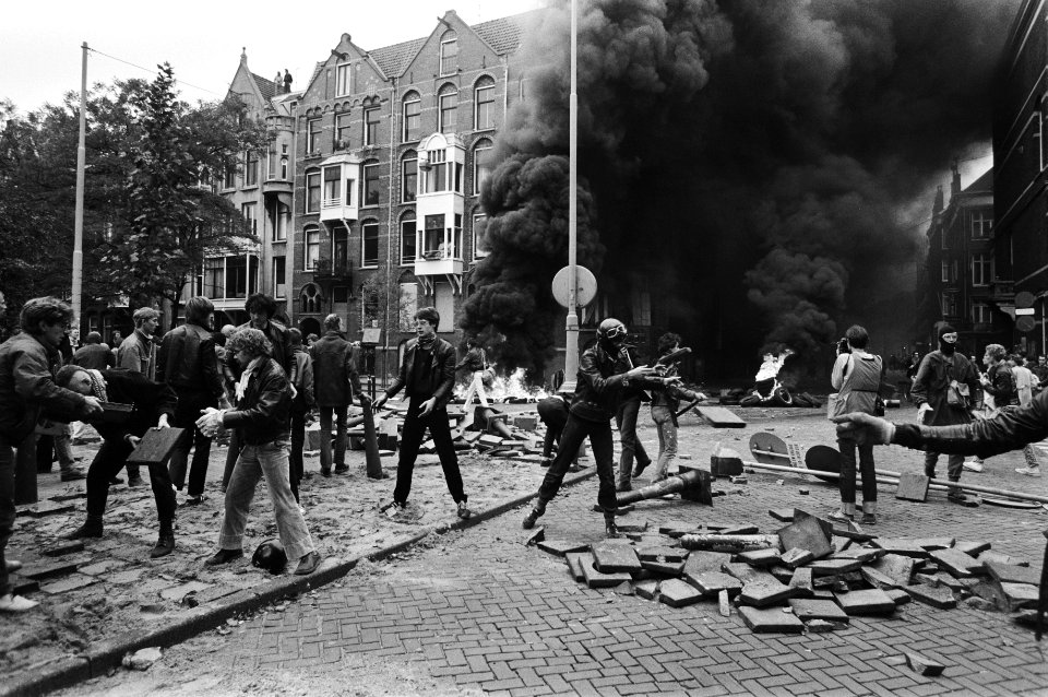 Krakers bezig met het opwerpen van barricaden, Bestanddeelnr 932-3592