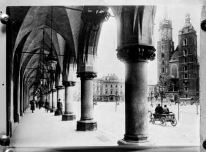 Krakau (Krakow) Markt met de St Mariakerk Reproductie van foto, Bestanddeelnr 190-1001