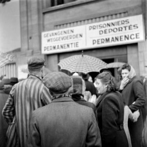 Kranslegging door bevrijde Franse politieke gevangenen op het graf van de Onbeke, Bestanddeelnr 900-2611