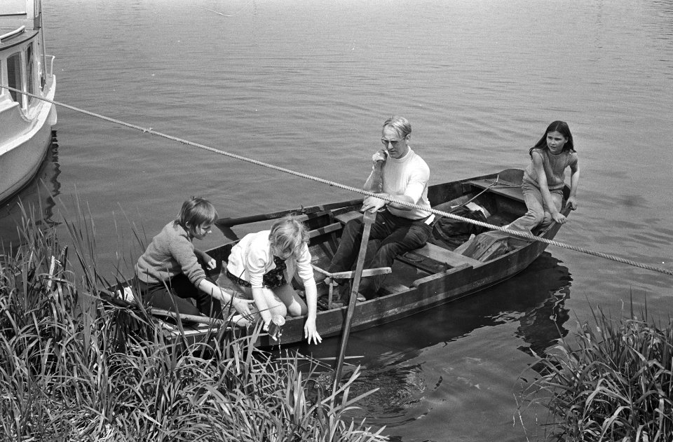Kinderen halen met bootjes vuil uit de Vecht, Bestanddeelnr 924-5312