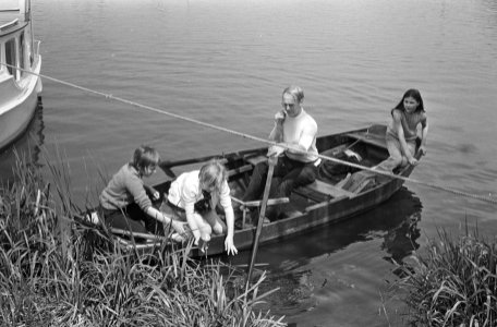 Kinderen halen met bootjes vuil uit de Vecht, Bestanddeelnr 924-5312