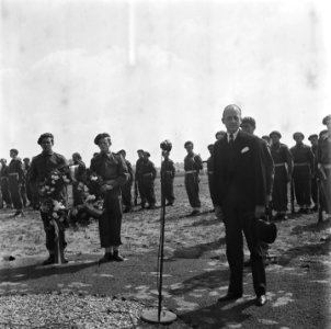 Kranslegging op de Amerkaanse begraafplaats te Son (Noord-Brabant) op de Amerika, Bestanddeelnr 900-5125