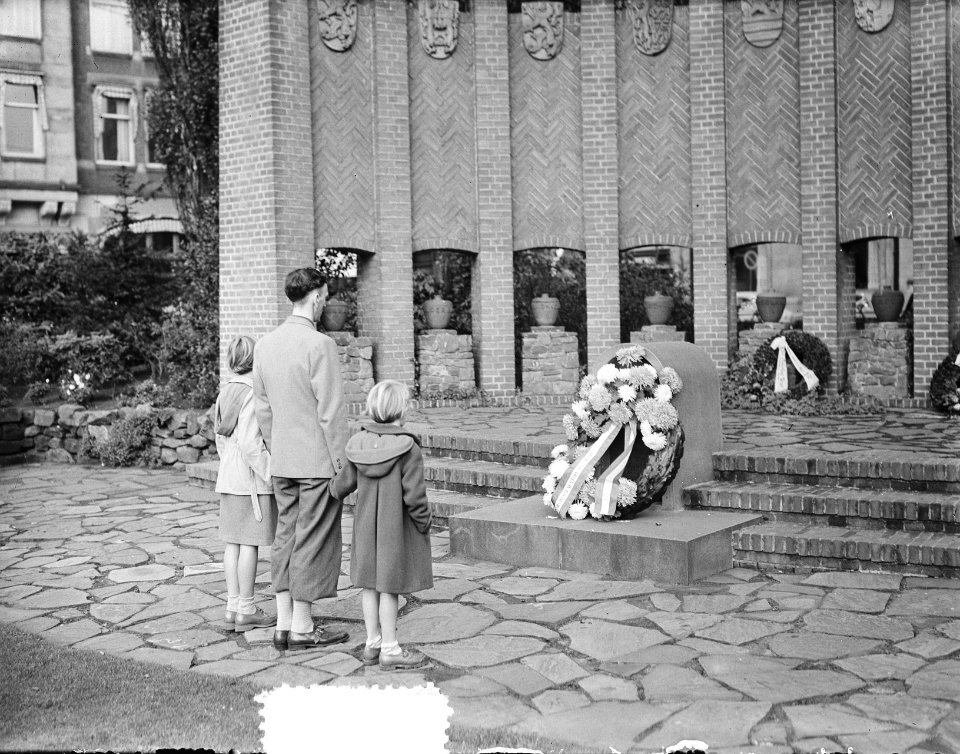 Kranslegging bij het Nationaal Monument op de Dam door Reunistenvereniging 27 R., Bestanddeelnr 906-0072