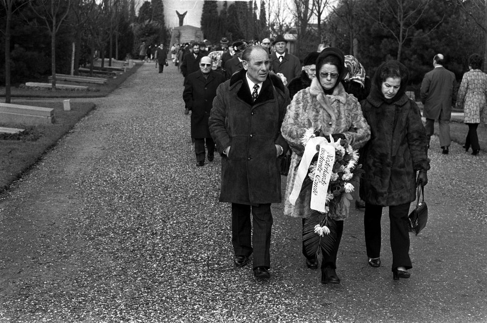 Kranslegging voor Auschwitz-slachtoffers op Nieuwe Oosterbegraafplaats te Amster, Bestanddeelnr 926-1857