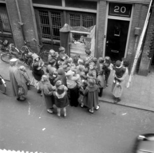 Kinderen in de Jordaan amuseren zich in Paasvakantie, Bestanddeelnr 908-5111