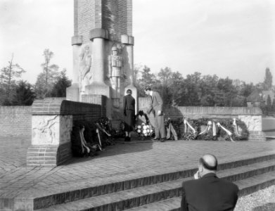 Kranslegging van Audrey Hepburn en Mel Ferrer bij het Airborne Herdenkings monum, Bestanddeelnr 906-8288