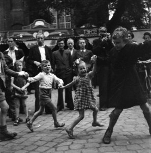 Kinderen dansen in een cirkel Een meisje huilt, Bestanddeelnr 900-4610