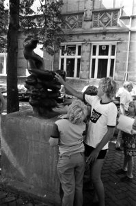 Kinderen bij een van de beelden, Bestanddeelnr 928-0856