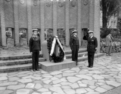 Kranslegging door de bemanning van de Amerigo Vespucci bij het Nationaal Monum, Bestanddeelnr 906-7094