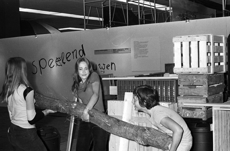 Kinderen bouwen met stammen, Bestanddeelnr 924-5486
