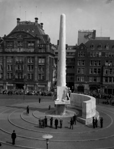 Kranslegging door Koninklijk paar bij het Nationaal Monument te Amsterdam, Bestanddeelnr 911-2123