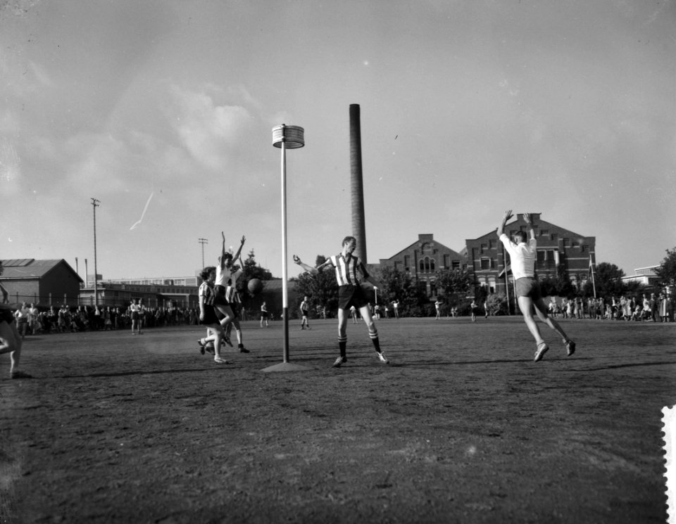 Korfbal Westerkwartier tegen LUTO 6-2 Nico Jansen geeft Westerkwartier de leidi, Bestanddeelnr 910-6880