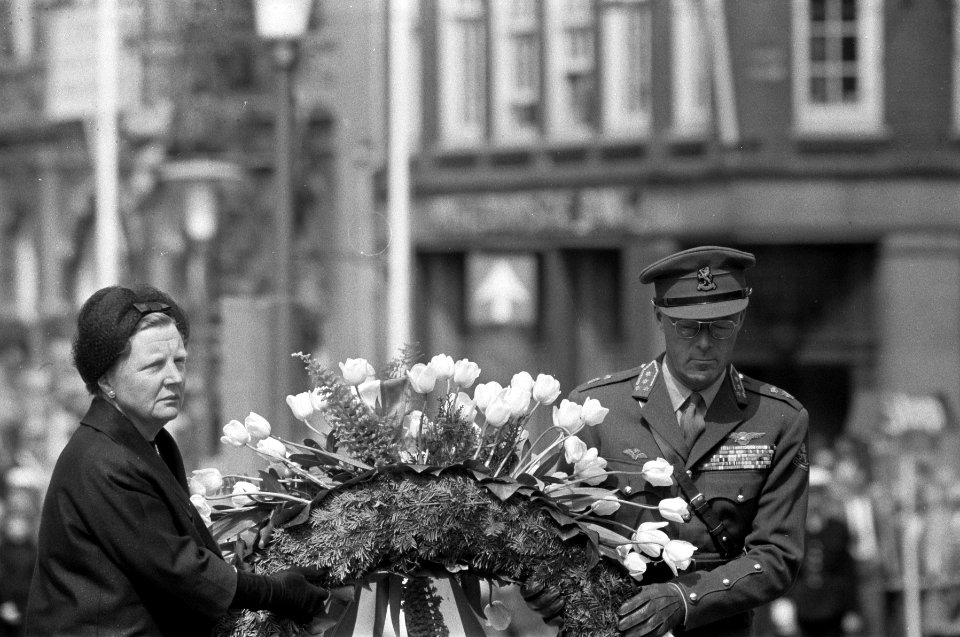 Kranslegging door het koninklijk paar bij het Nationaal Monument op de Dam, Bestanddeelnr 911-2146