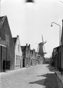Korte Nobelstraat te Zierikzee, met zicht op molen De Hoop, Bestanddeelnr 164-0056