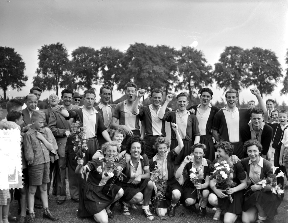 Korfballen Rhoda kampioen van Nederland. Huldiging na laatste wedstrijd, Bestanddeelnr 907-8788