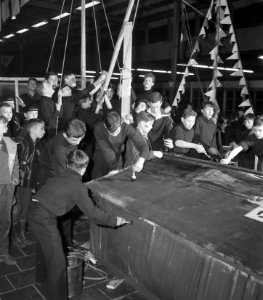 Kinderen in Rotterdam bouwen een schip t.g.v. aanstaande verjaardag van Prinses , Bestanddeelnr 911-9787