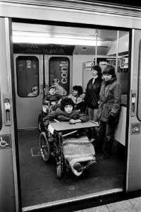 Kinderen in rolstoel in de metro, Bestanddeelnr 932-5108