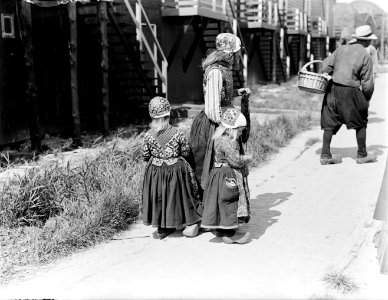 Kinderen in Marker klederdracht, Bestanddeelnr 252-0680