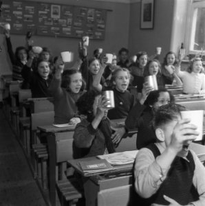 Kinderen krijgen melk op school, Bestanddeelnr 901-4812