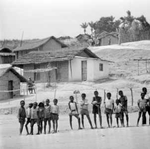 Kinderen in een Angolees vluchtelingenkamp ten noorden van Kinshasa, Bestanddeelnr 926-7745