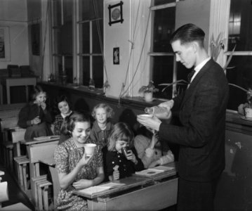 Kinderen krijgen melk op school, Bestanddeelnr 901-4749