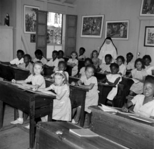 Kinderen in een klas in een nonnenschool in The Bottom op Saba, Bestanddeelnr 252-8218