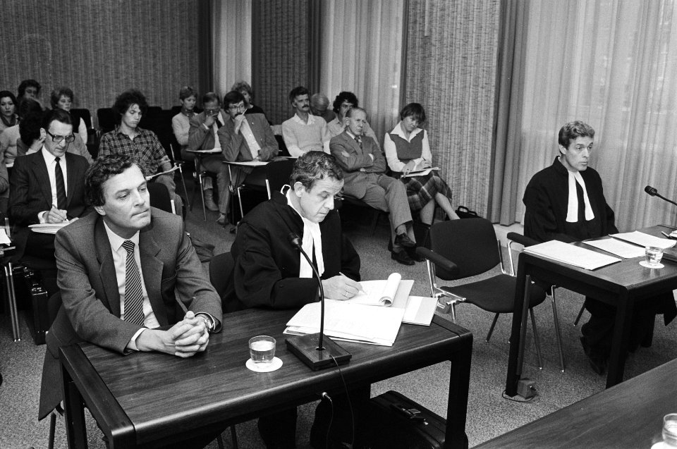 Kort geding van de Ondernemingsraad tegen de Bijenkorf. V.l.n.r. J. G. ten Hoo…, Bestanddeelnr 932-3877