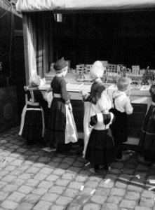 Kinderen in klederdracht bij marktkraam in Volendam, Bestanddeelnr 190-1081