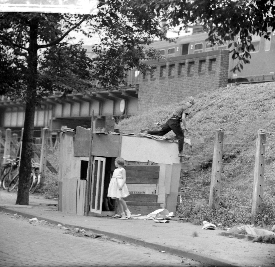 Kinderen brengen vakantie door in stad. Bouwen hutten, Bestanddeelnr 912-7943