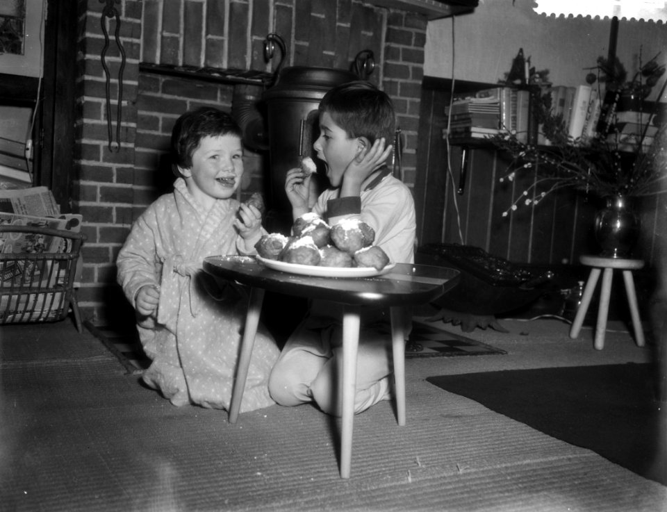 Kinderen die oliebollen eten, Bestanddeelnr 910-0671