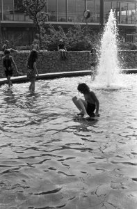 Kinderen in de fontein op het Frederiksplein, Bestanddeelnr 924-5413