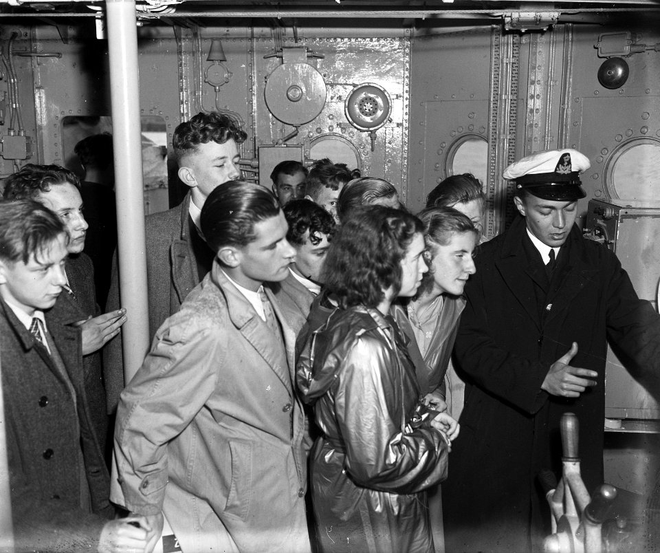 Kinderen bezoeken H. Ms. Van Kinsbergen te Rotterdam, Bestanddeelnr 902-8351