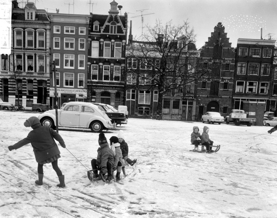 Kinderen bij het spelen met sleetjes in de sneeuw, Bestanddeelnr 918-4709