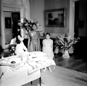 Kinderen die geschenken voor de koningin hebben gemaakt, Bestanddeelnr 252-3793