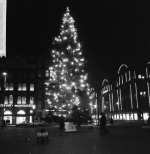 Kinderen bij verlichte kerstboom op de Dam in Amsterdam, Bestanddeelnr 918-5717