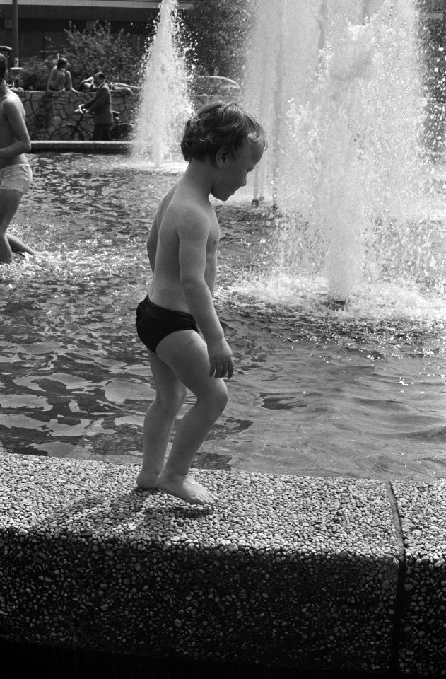 Kinderen in de fontein op het Frederiksplein, Bestanddeelnr 924-5414