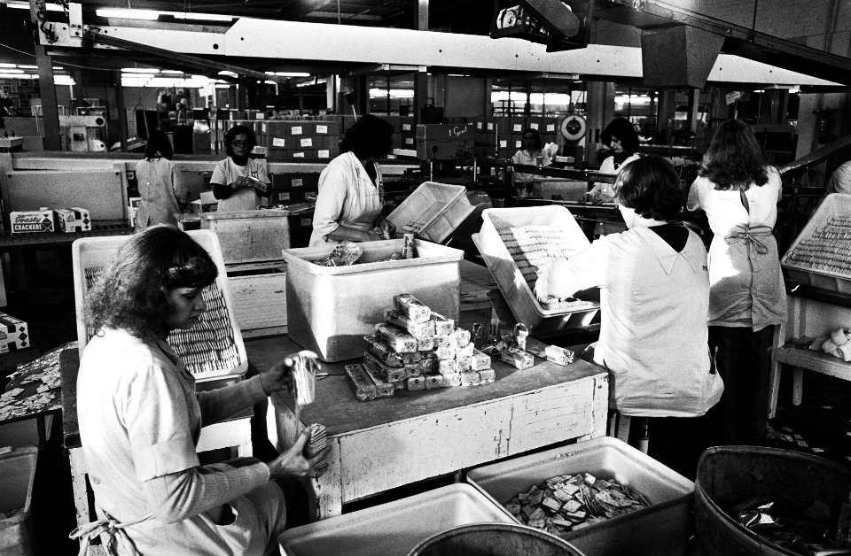 Koekfabriek Patria bezet produktie gaat gewoon door, meisjes aan het werk, Bestanddeelnr 929-9978