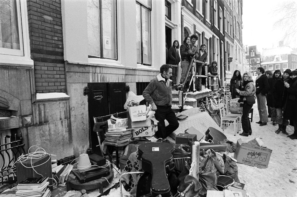 Krakers door knokploeg uit pand aan Brouwersgracht gezet politie neemt later le, Bestanddeelnr 930-0655