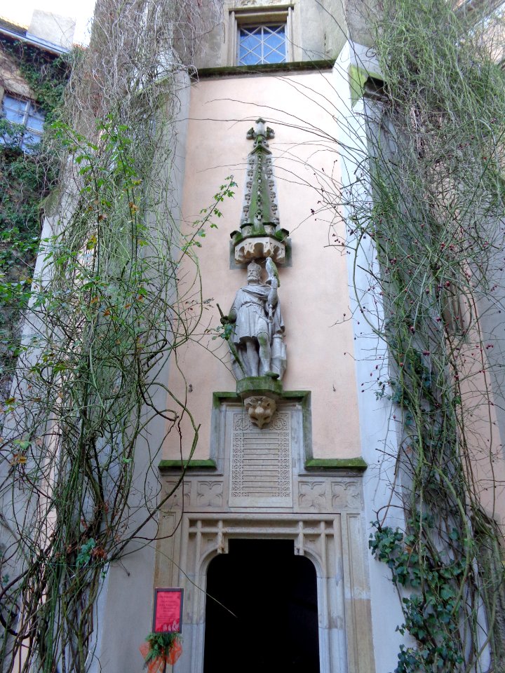 Koenig-Heinrich-Figur in Schloss Puechau