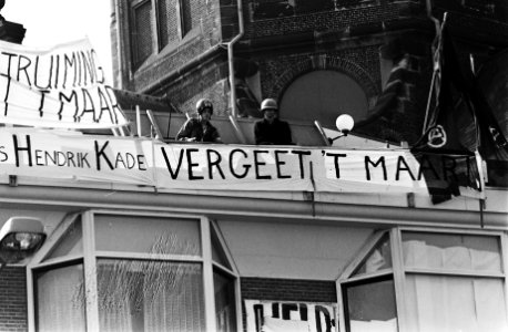 Krakers op het dak van het pand Prins Hendrikkade, Bestanddeelnr 930-9676