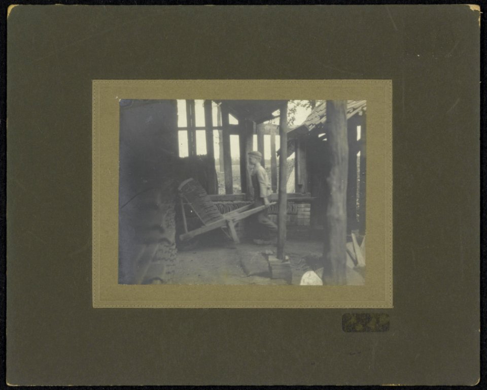 Kruien van dakpannen in een dakpannenfabriek, Bestanddeelnr 256-1548