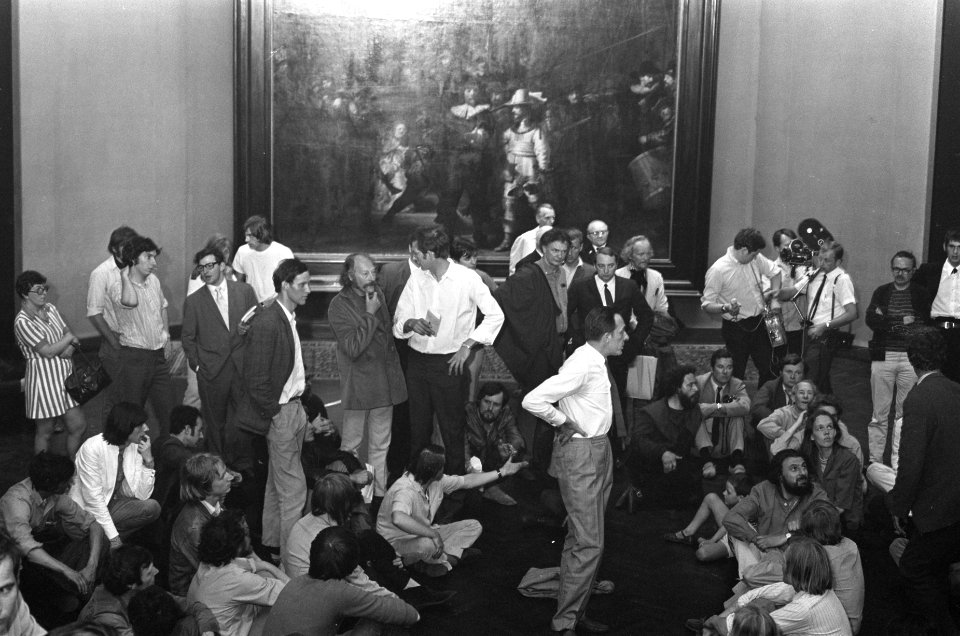 Kunstenaars hebben Nachtwachtzaal in Rijksmuseum, Amsterdam bezet kunstenaars vo, Bestanddeelnr 922-5128