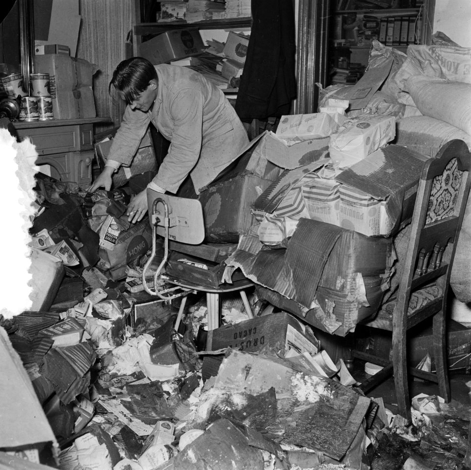 Kruidenier temidden van een chaos aan levensmiddelen, Bestanddeelnr 905-5112