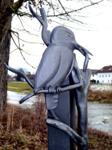 Kolbermoor, Vogel als Schmuck eines Papierkorbhalters, 1