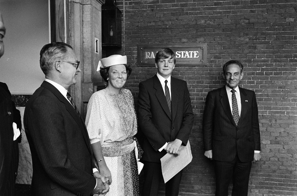 Kroonprins Willem Alexander lid van Raad van State voor deur van RvS v.l.n.r. v, Bestanddeelnr 933-3686