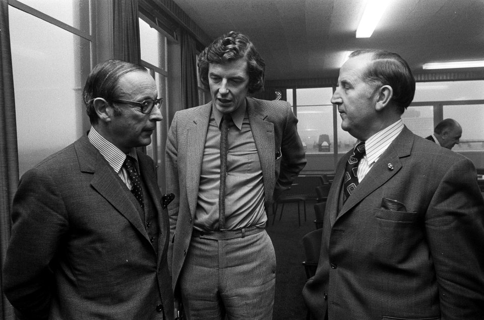Kok (voorzitter NVV) met links Bartels en rechts Van Veen, beide VNO, Bestanddeelnr 926-8819