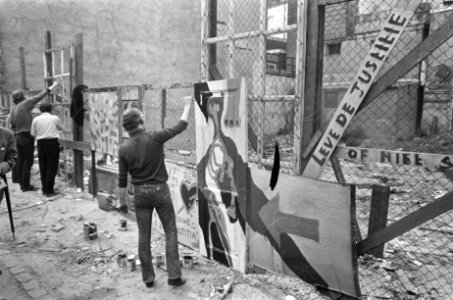Kunstenaars beschilderen de schutting tegenover het gerechtsgebouw, waar de beze, Bestanddeelnr 922-5294