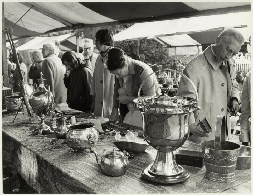 Kunst- en antiekmarkt op het Prinsenhof. NL-HlmNHA 54014778