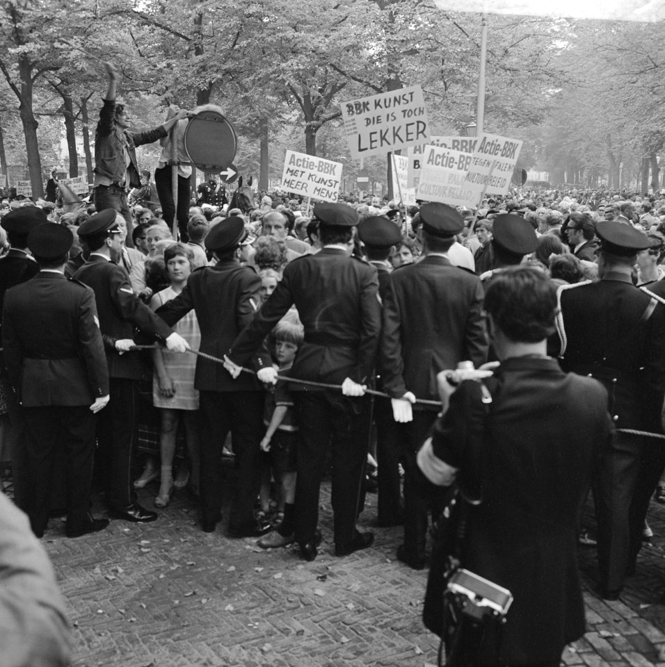 Kunstenaars van de BBK protesteren met borden tegen het cultuurbeleid op Lange V, Bestanddeelnr 922-7979