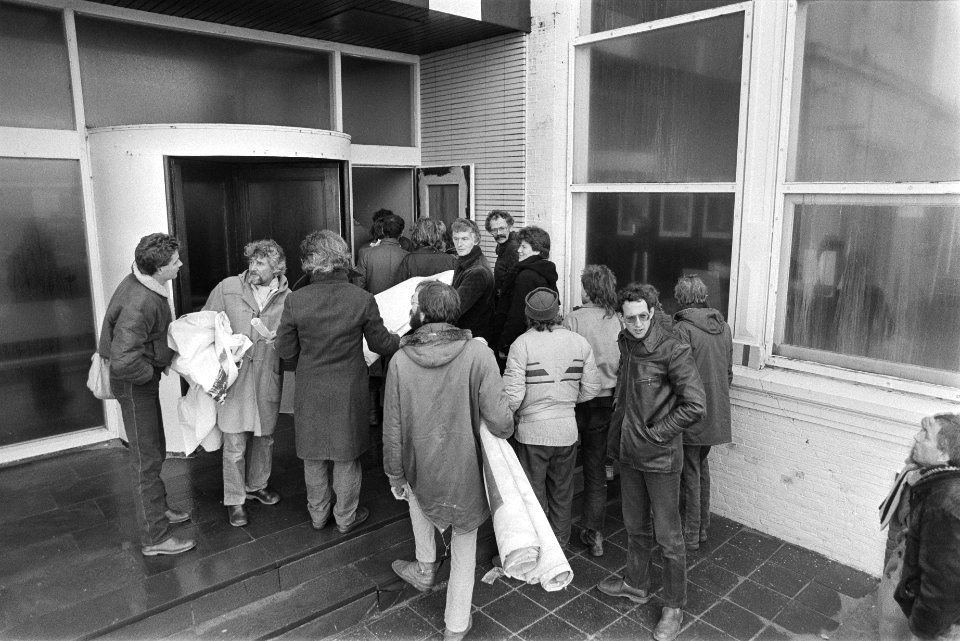 Kunstenaars bezetten een pand van premier Lubbers in Scheveningen de kunstenaar, Bestanddeelnr 932-8156
